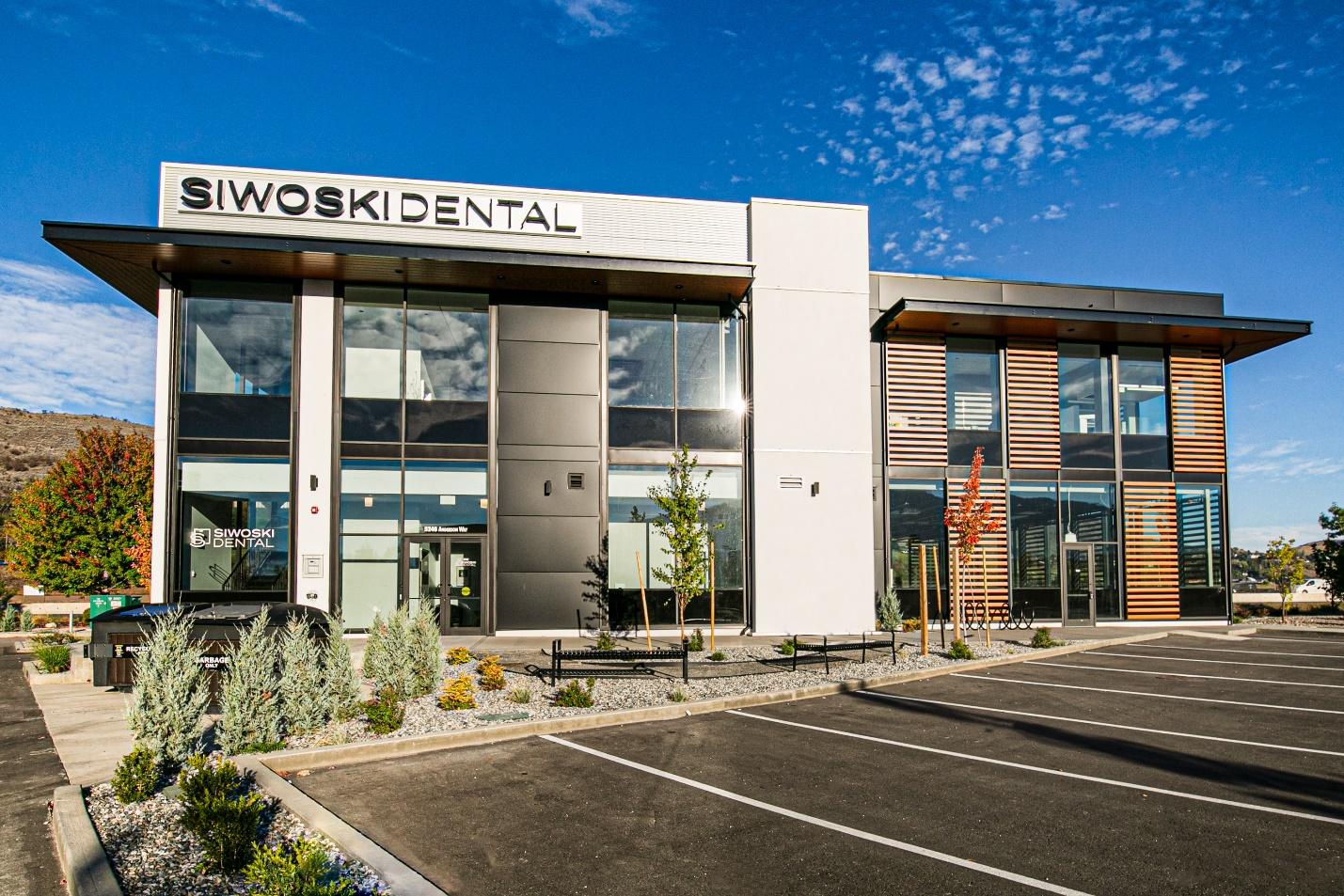An exterior view of Siwoski dental with the front parking lot, a turnkey project by Chriscan Construction